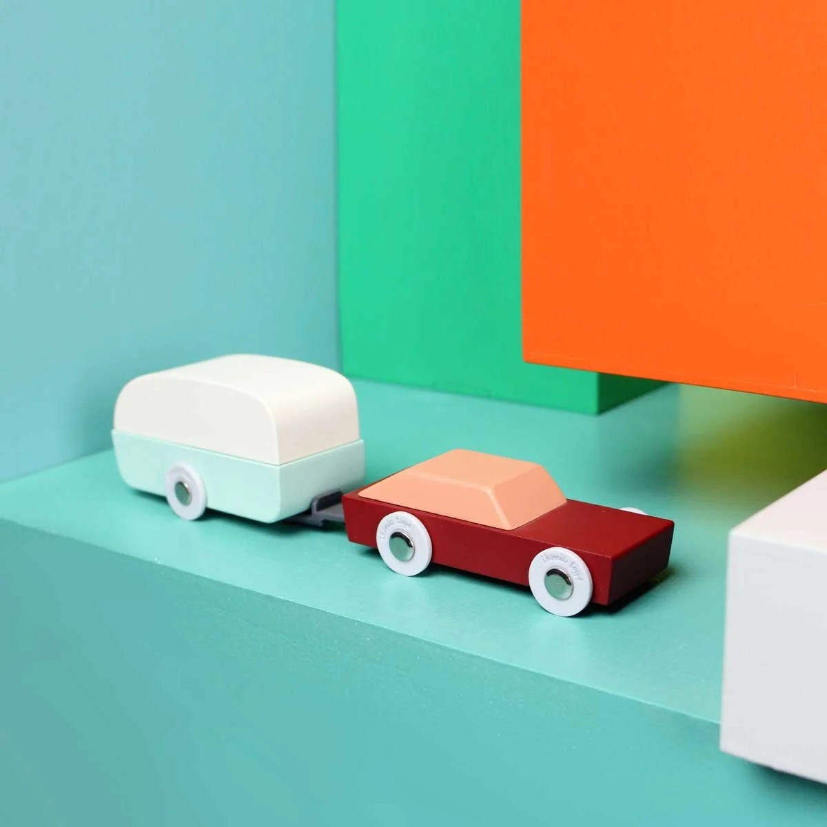 Floris Hovers Duotone Car No8 - Wooden toy car with caravan — K